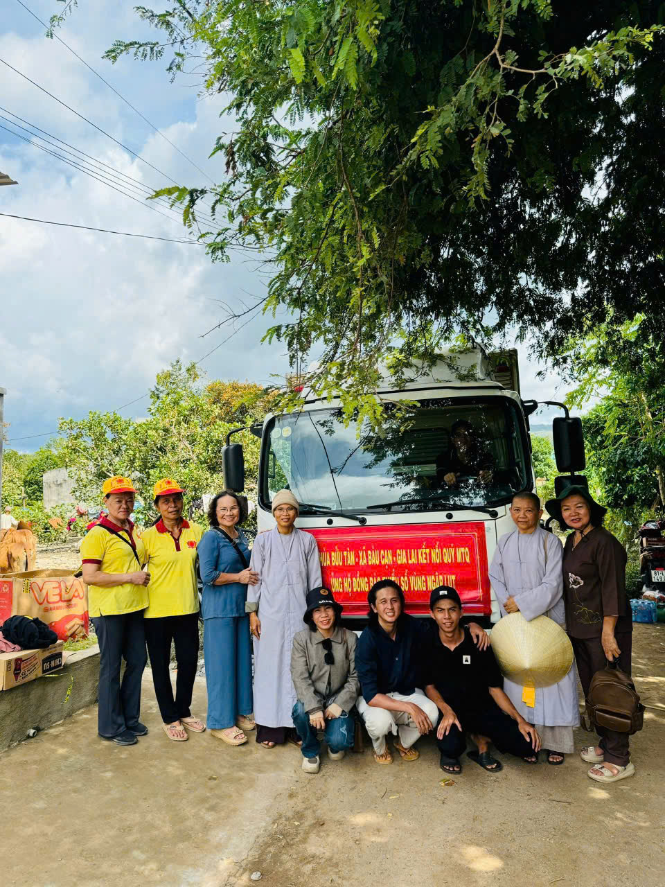 Ban Từ thiện Phật giáo tỉnh Gia Lai cứu trợ đồng bào bị bão lũ